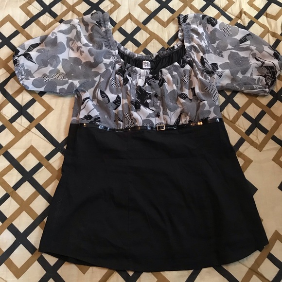 Cute little black and white top. - Picture 1 of 7